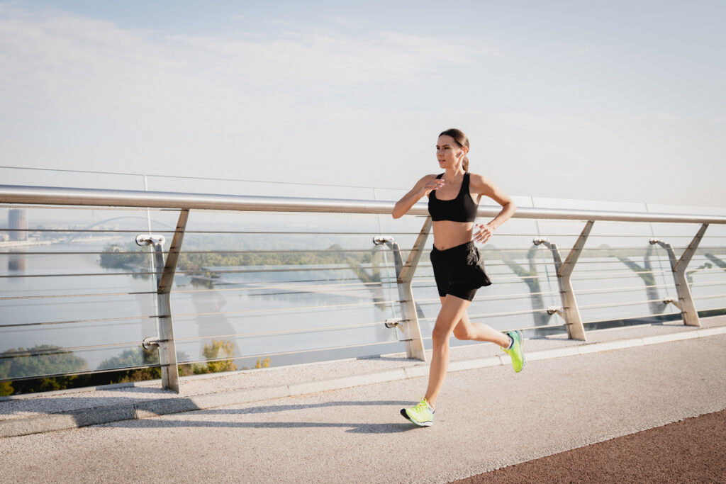 Женщина в спортивной одежде бегает по утрам
