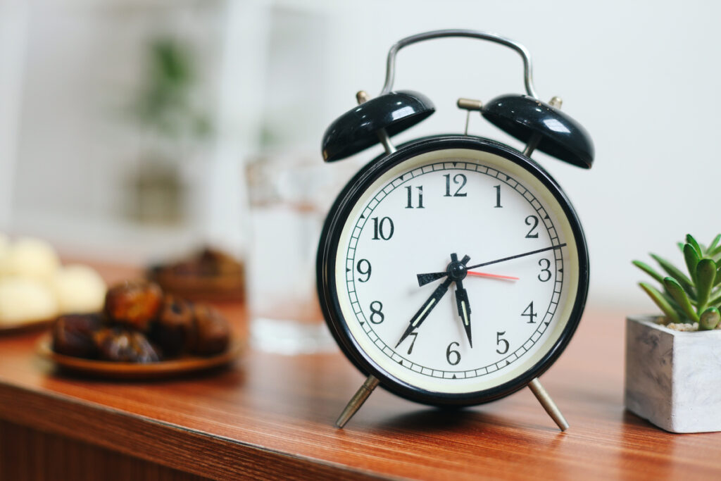 Будильник на прикроватной тумбочке
