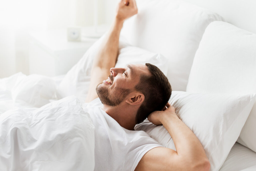 Человек просыпается утром
