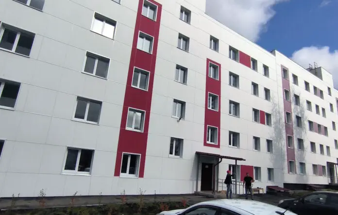 Дети-сироты Красноуральска получают ключи от нового дома с помощью Дениса Паслера-0