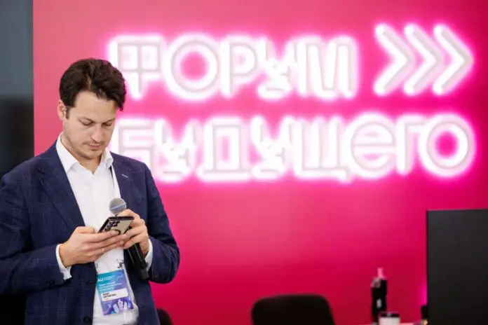 Форум будущего в Екатеринбурге представляет экзоскелеты и гуманоидных роботов.-0