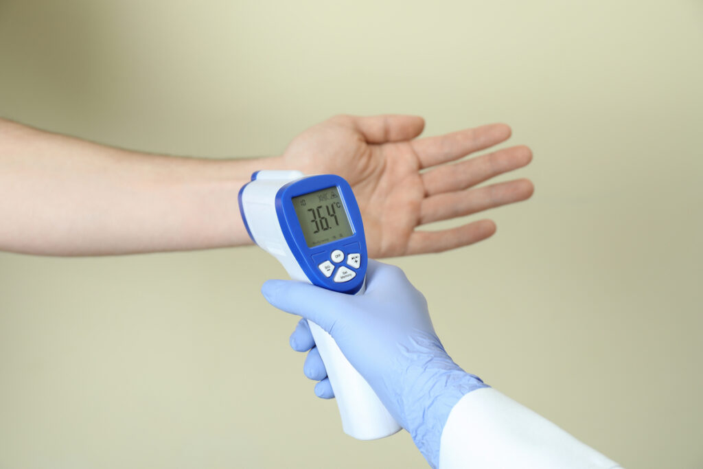 Измерение температуры термометром