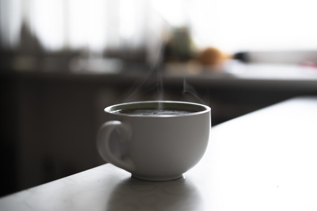 Кофейная кружка на кухне
