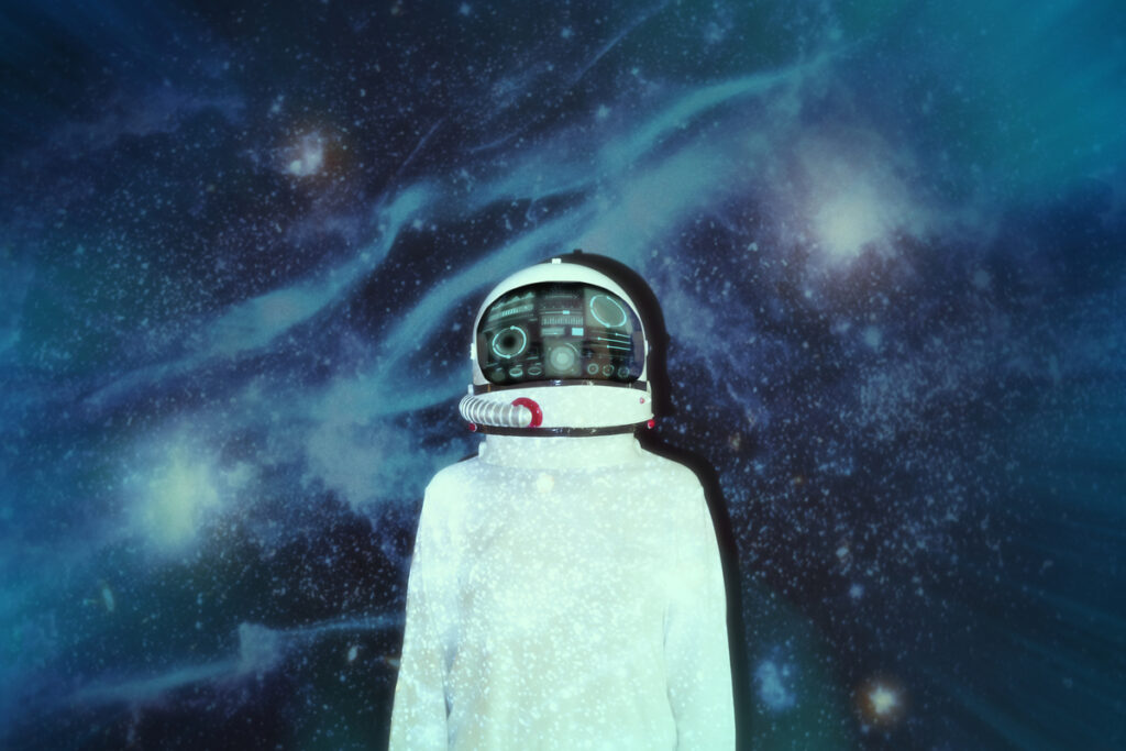 Космонавт в скафандре в космическом пространстве