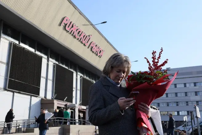 Закупаться подарками учителям приезжают в том числе и на Рижский рынок | Источник: Артем Устюжанин / MSK1.RU