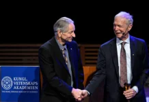 Нобелевская премия по физике вручена Джону Кларку, Деворе и Мартинису в 2025 году nobelevskaya premiya po fizike vruchena dzhonu klarku devore i martinisu v 2025 godu-uralnovosti-ru-0