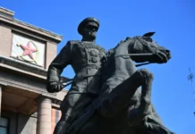 Памятник Георгию Жукову в Екатеринбурге стал символом славы на Уралмашзаводе pamyatnik georgiyu zhukovu v ekaterinburge stal simvolom slavy na uralmashzavode-uralnovosti-ru-0