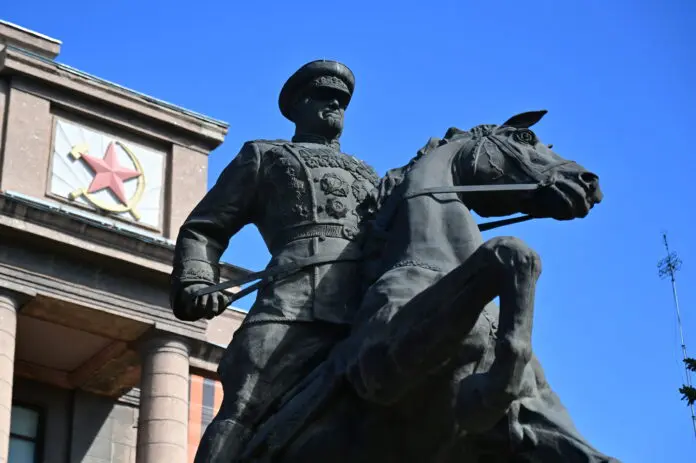 Памятник Георгию Жукову в Екатеринбурге стал символом славы на Уралмашзаводе-0