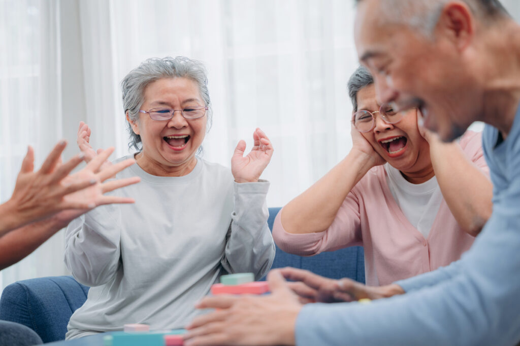 Пожилые люди смеются и отдыхают
