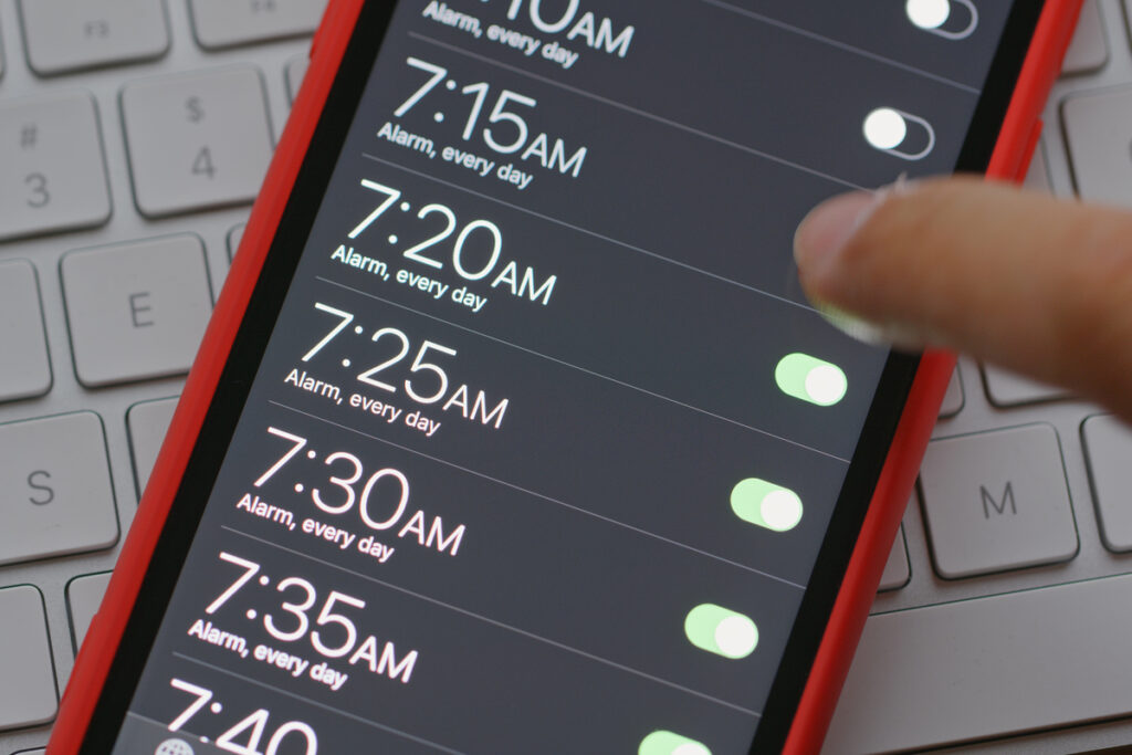 Смартфон с будильником
