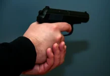 Военкомы Каменского применяют огнестрельное оружие и газ против сторонников мобилизации voenkomy kamenskogo primenyayut ognestrelnoe oruzhie i gaz protiv storonnikov mobilizaczii-uralnovosti-ru-0