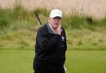 Дональд Трамп демонстрирует успехи в гольфе и проводит время с Тиффани и Александром donald tramp demonstriruet uspehi v golfe i provodit vremya s tiffani i aleksandrom-uralnovosti-ru-0