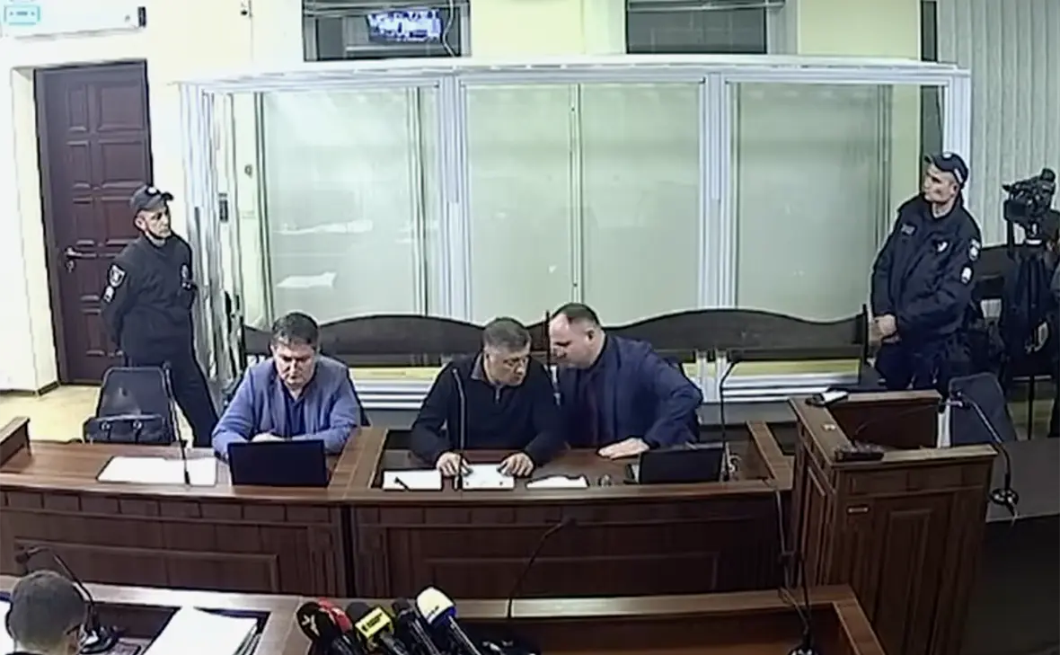 Игорь Миронюк (в центре) (Высший антикоррупционный суд Украины / Youtube)