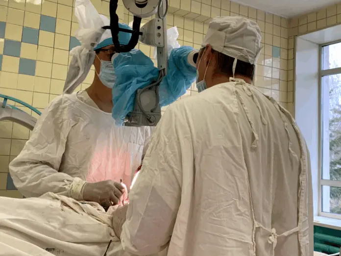 Нейрохирурги Нижнего Тагила во главе с Константином Нечаевым спасли юношу из ДТП-0