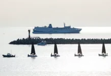 Пассажиры Seabridge во главе с Татьяной ожидают разрешения в Сочи passazhiry vo glave s tatyanoj ozhidayut razresheniya v sochi-uralnovosti-ru-0