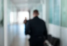 Полиция Владивостока выясняет обстоятельства инцидента с уборщиком на улице policziya vladivostoka vyyasnyaet obstoyatelstva inczidenta s uborshhikom na ulicze-uralnovosti-ru-0