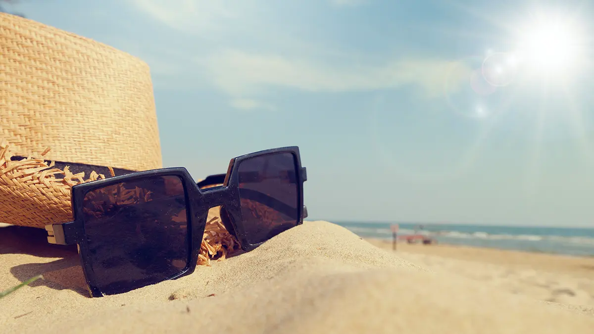 Туристы вышли позагорать на пляж Сочи из-за неожиданно теплой для ноября погоды