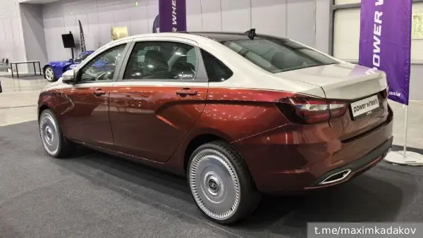 Блогеров позабавила Lada Aura с расцветкой в стиле Maybach