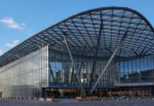 В Зарядье на Матрешке Москвы состоялось яркое шоу с северным сиянием v zaryade na matreshke moskvy sostoyalos yarkoe shou s severnym siyaniem-uralnovosti-ru-0