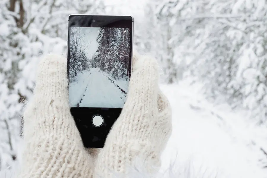 Зимой специалисты делятся советами по защите аккумулятора и экрана смартфона-0