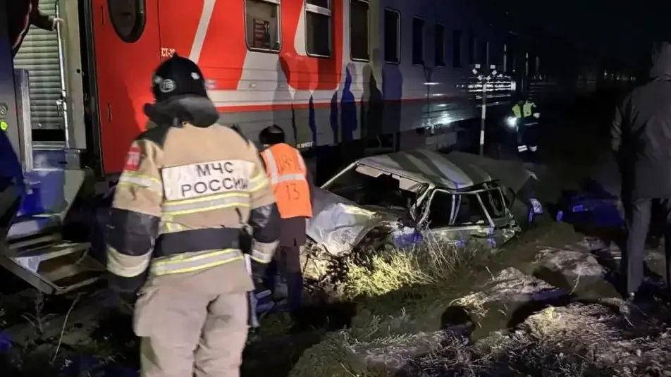 Поезд «Адлер — Санкт-Петербург» столкнулся с легковушкой на переезде