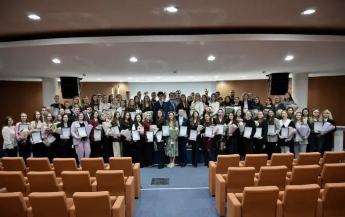 Элина Хитрова из Президентской академии Урала стала стипендиаткой Губернатора Свердловской области-0