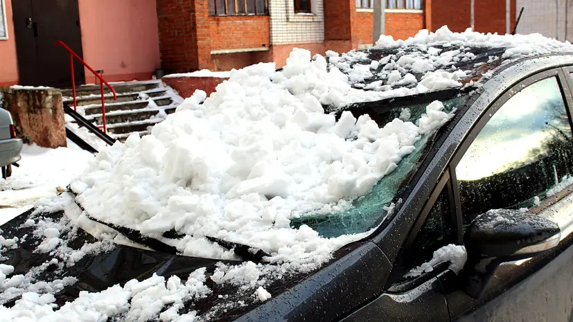 Автоюрист объяснил, кто возместит ущерб, если снег с крыши повредил автомобиль