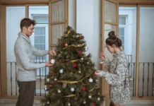 Тургунбой Зокиров и Илья Русяев из НГЮА объяснили правила установки елки в подъезде turgunboj zokirov i ilya rusyaev iz ngyua obyasnili pravila ustanovki elki v podezde-uralnovosti-ru-0