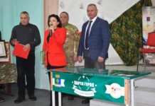 В Богдановиче открыли парту Героя Шаповалова в школе №4 v bogdanoviche otkryli partu geroya shapovalova v shkole 4-uralnovosti-ru-0