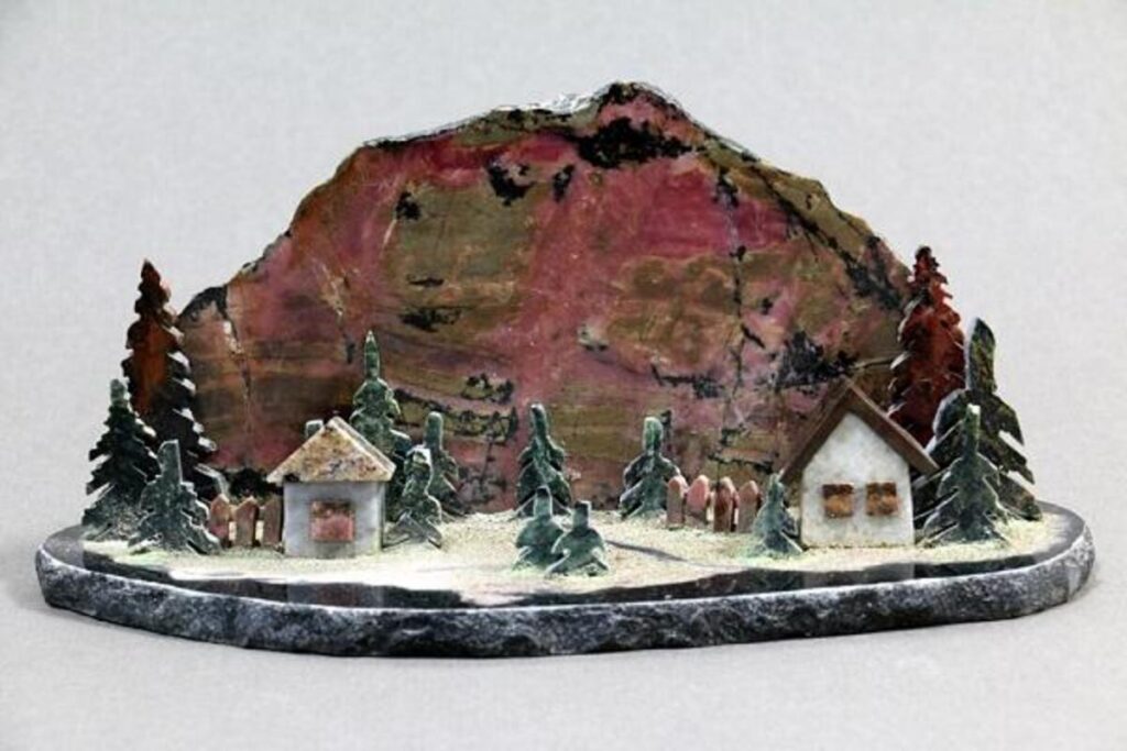 Композиция из камней в виде горы и домов