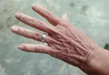 Эндрю Сиффер нашёл и вернул Барбаре Вилага её кольцо endryu siffer nashyol i vernul barbare vilaga eyo kolczo-uralnovosti-ru-0