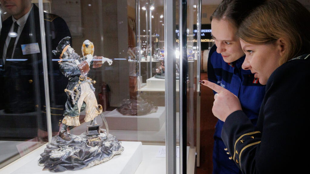 Люди рассматривают выставочный экспонат в музее Фаберже