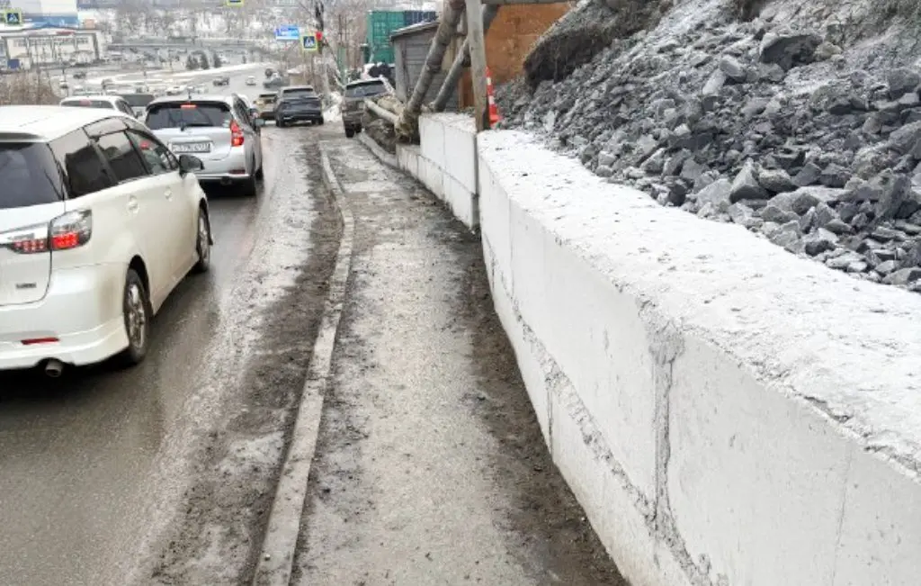 Некачественный ремонт тротуаров на Баляевском путепроводе Пресс-служба администрации Владивостока