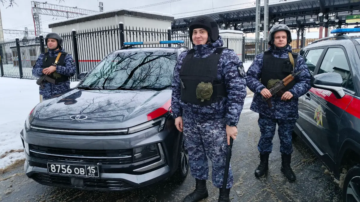 Сотрудники вневедомственной охраны Рустам Бухориев, Эльшан Кулиев и Вадим Кузин наблюдают за пассажирами во время дежурства на улице Каланчевской, недалеко от станции МЦД «Площадь трех вокзалов»