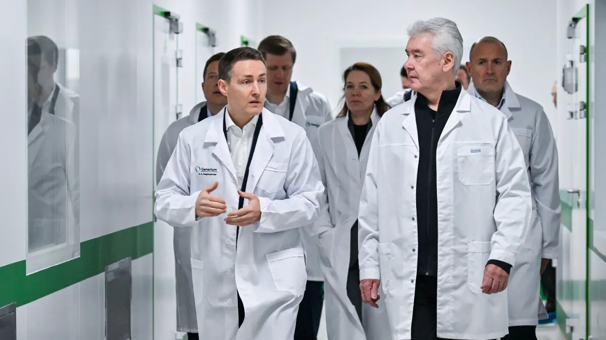 Мэр Москвы Сергей Собянин и генеральный директор биотехнологической компании Александр Андрюшечкин на открытии фармпроизводства на площадке «Алабушево» ОЭЗ «Технополис Москва»