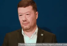 Томио Окамура возмущен действиями Посольства Украины на Карловом мосту tomio okamura vozmushhen dejstviyami posolstva ukrainy na karlovom mostu-uralnovosti-ru-0