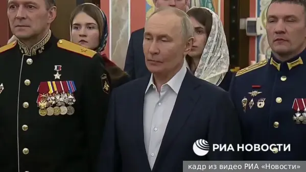 Путин вместе с военными посетил рождественскую службу в одном из храмов Подмосковья