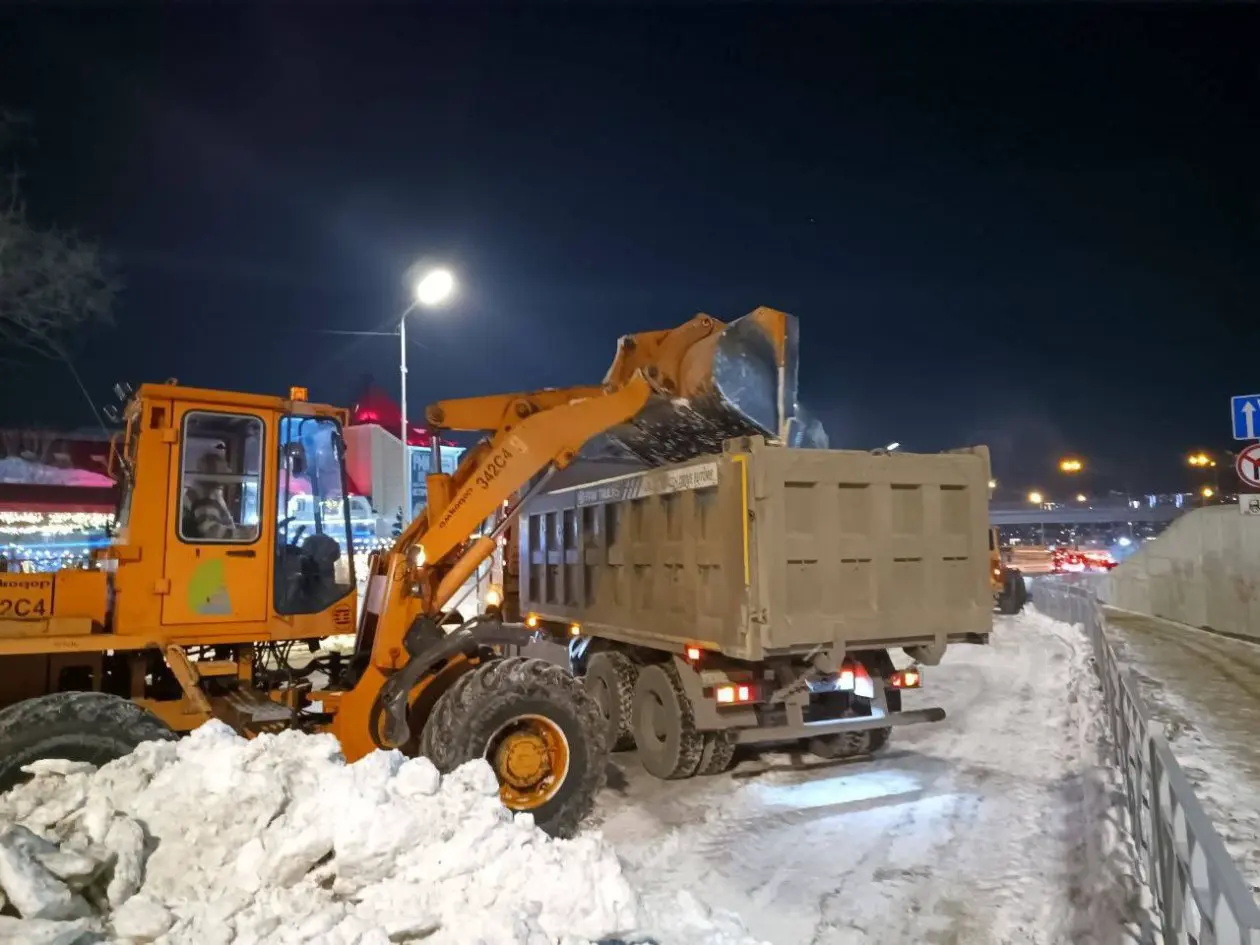 Ночная уборка во Владивостоке: с улиц вывезли более 4000 кубометров снега Администрация Владивостока