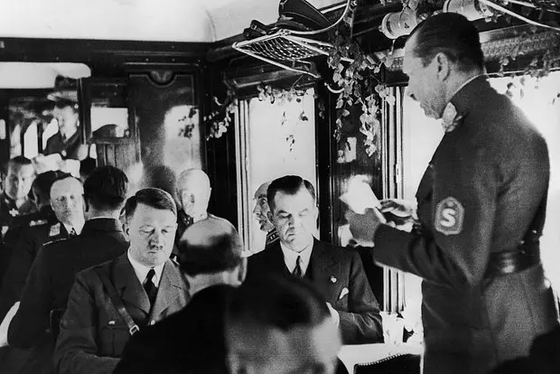 А.Гитлер во время визита в Финляндию, 1942