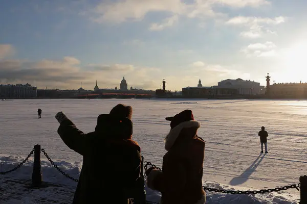 В Санкт-Петербурге несколько дней сохраняются сильные морозы. По данным регионального Гидрометцентра, 1 февраля зафиксировали самую низкую среднесуточную температуру этой зимы минус 16,7 градуса.<br /> (Антон Ваганов / Reuters)