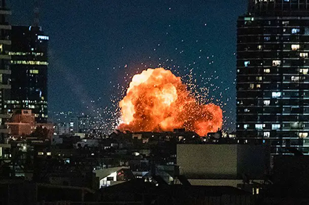 Иран в рамках ответных ударов по Израилю атаковал Тель-Авив. Баллистическая ракета попала по жилой многоэтажке. В итоге один человек погиб, еще 22 получили ранения. Также иранские силы атакуют правительственный квартал в центре города