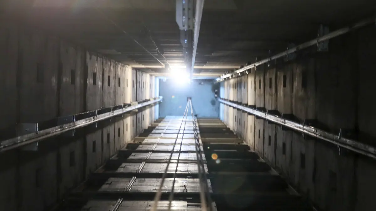 Рабочий погиб, упав в шахту лифта с высоты третьего этажа на севере Москвы