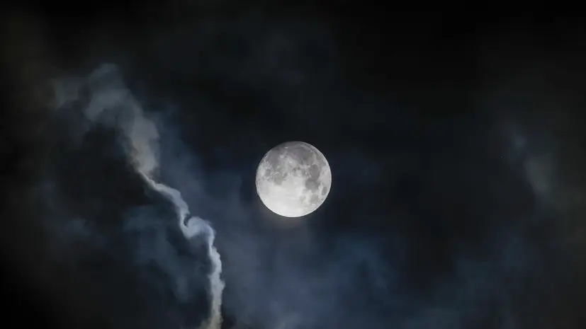 «Цветочная» и «голубая» Луна: как провести майские полнолуния