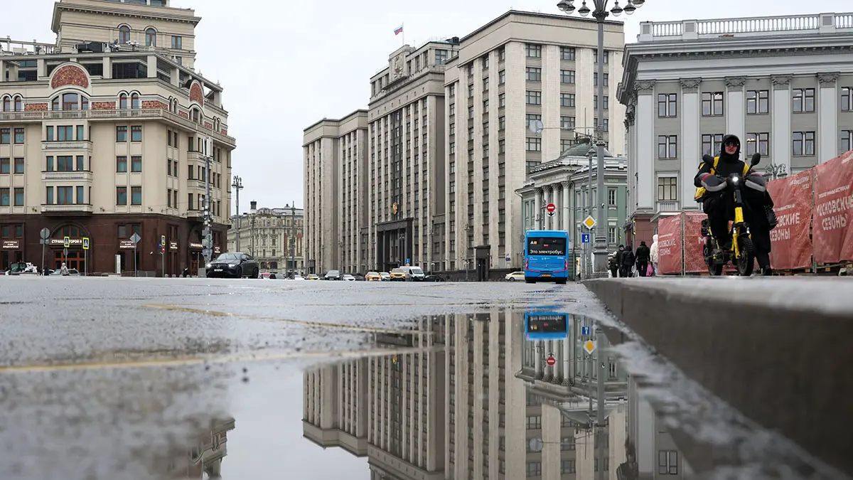 В ОП предупредили, что облившему пешехода из лужи водителю может грозить штраф