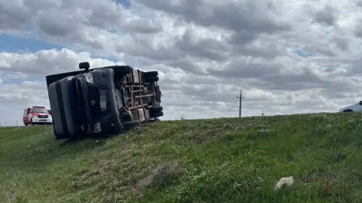 Грузовик сдуло на трассе в Самарской области