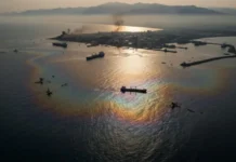 neftyanoe pyatno v chernom more posle ataki bpla na tuapse-uralnovosti-ru-0