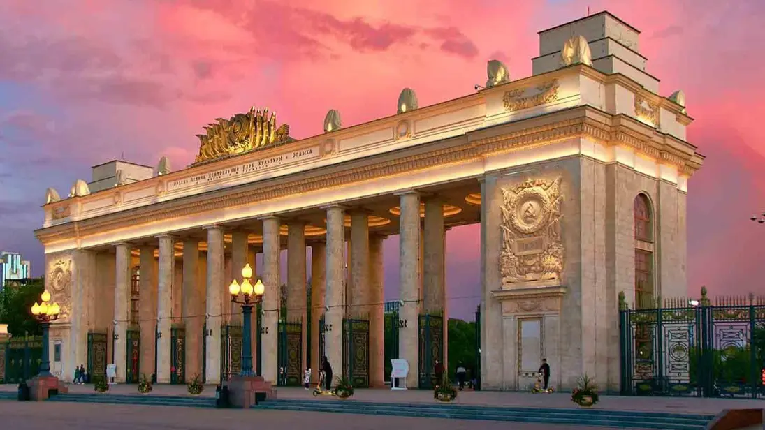 Специалисты начали реставрацию арки главного входа парка Горького в Москве