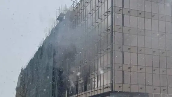 Прокуратура контролирует установление причин пожара на стройке на севере Москвы