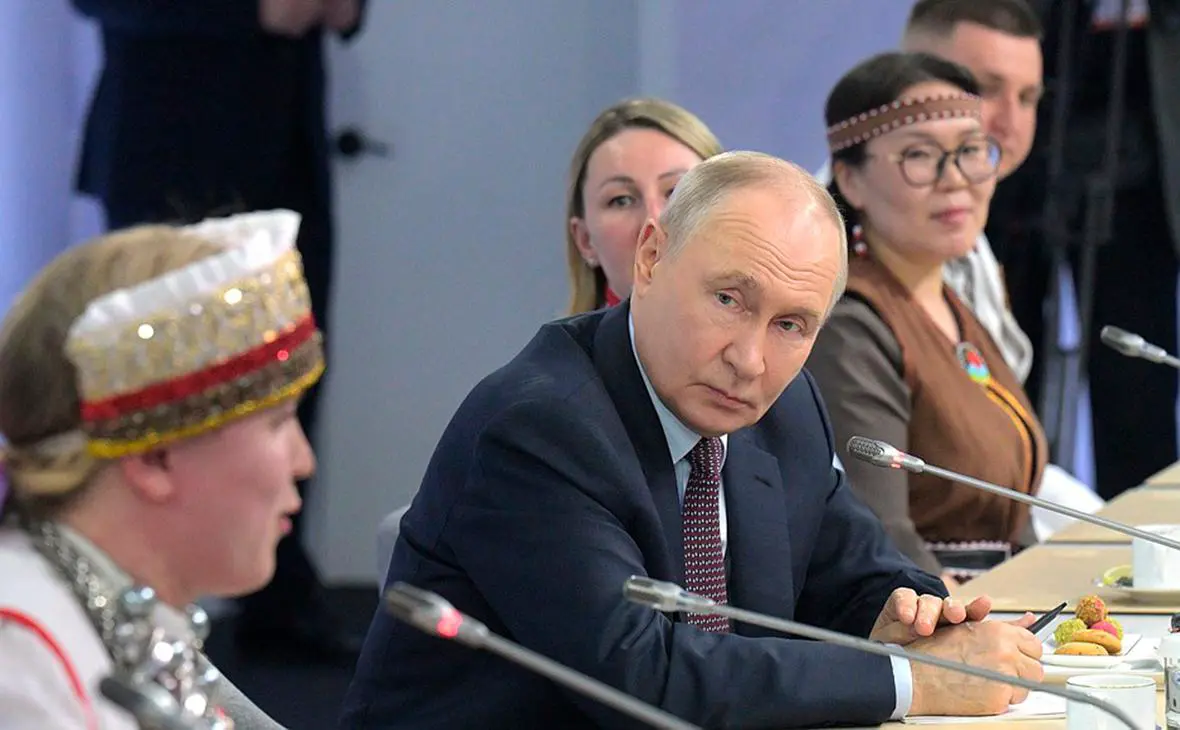 Владимир Путин (в центре) (Администрация Президента России)