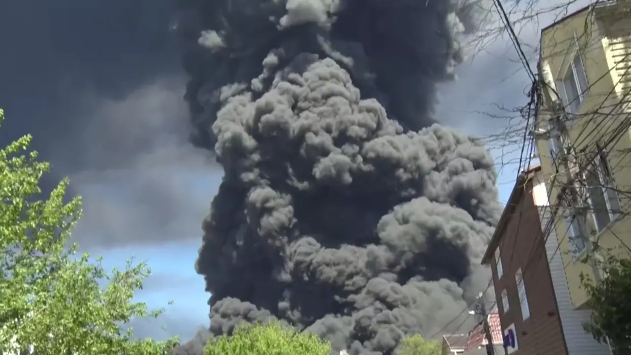 Выброс нефтепродуктов из резервуара произошел на горящем НПЗ в Туапсе